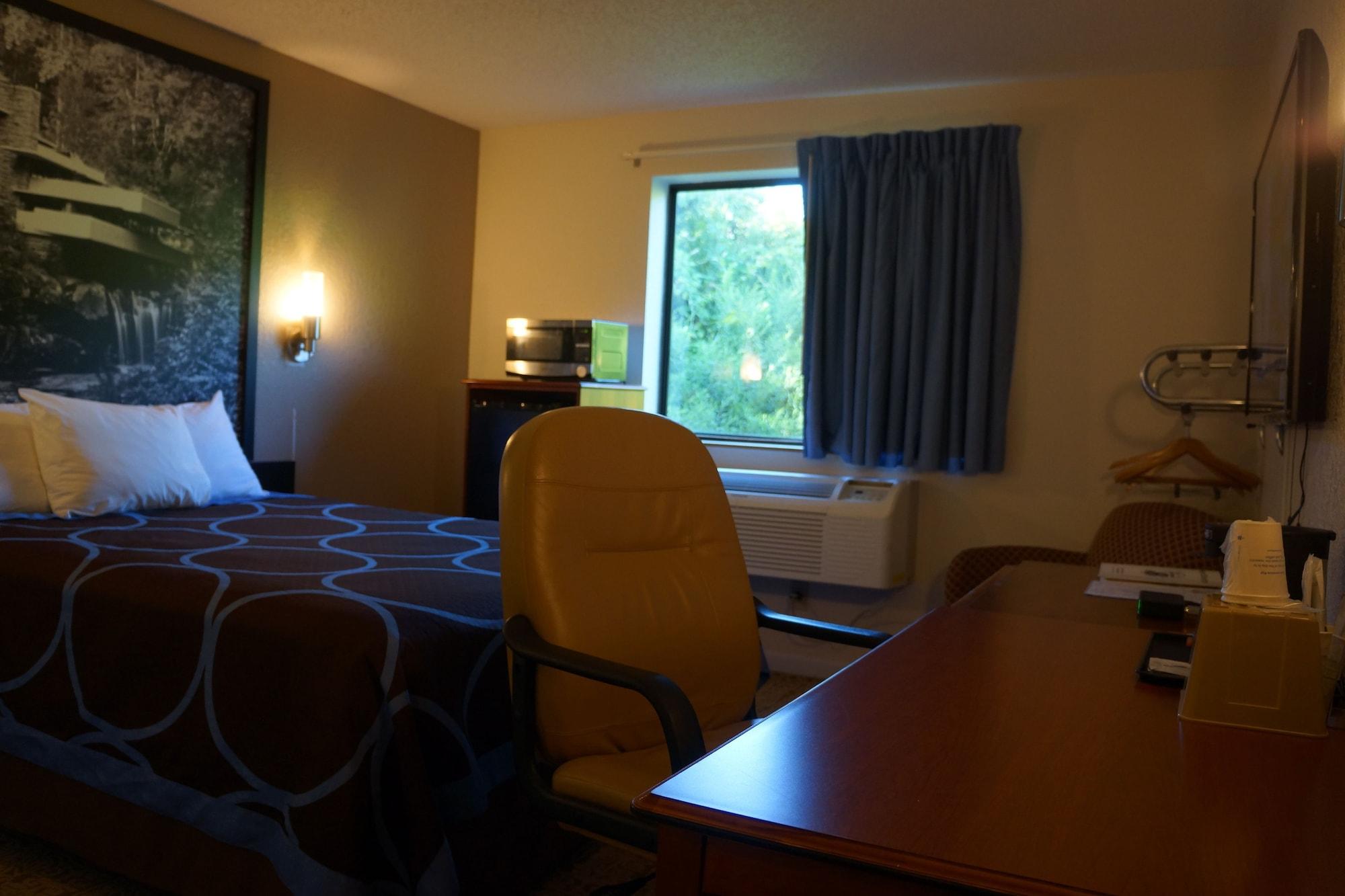 Super 8 By Wyndham Delmont Hotel Exterior foto