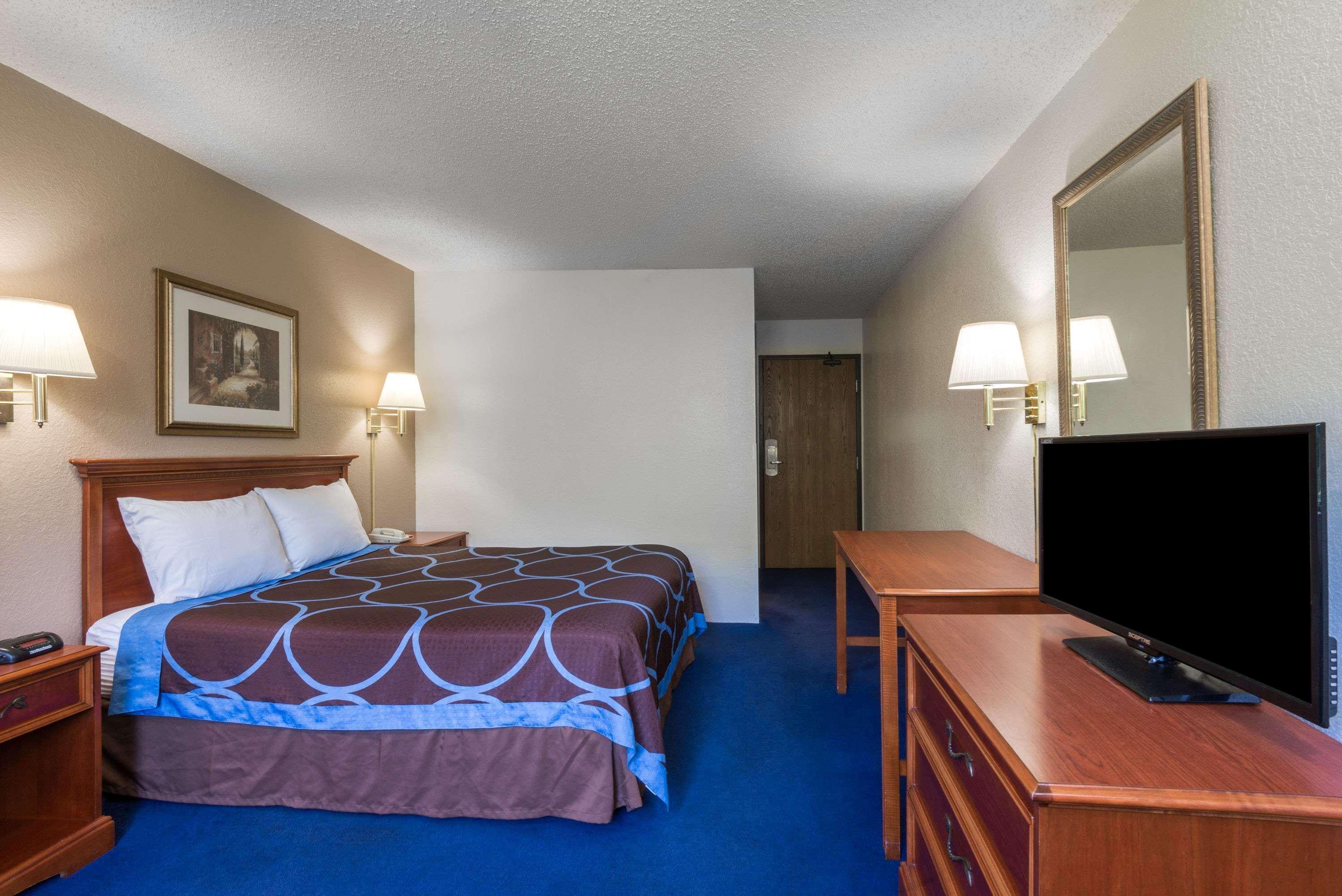 Super 8 By Wyndham Delmont Hotel Exterior foto
