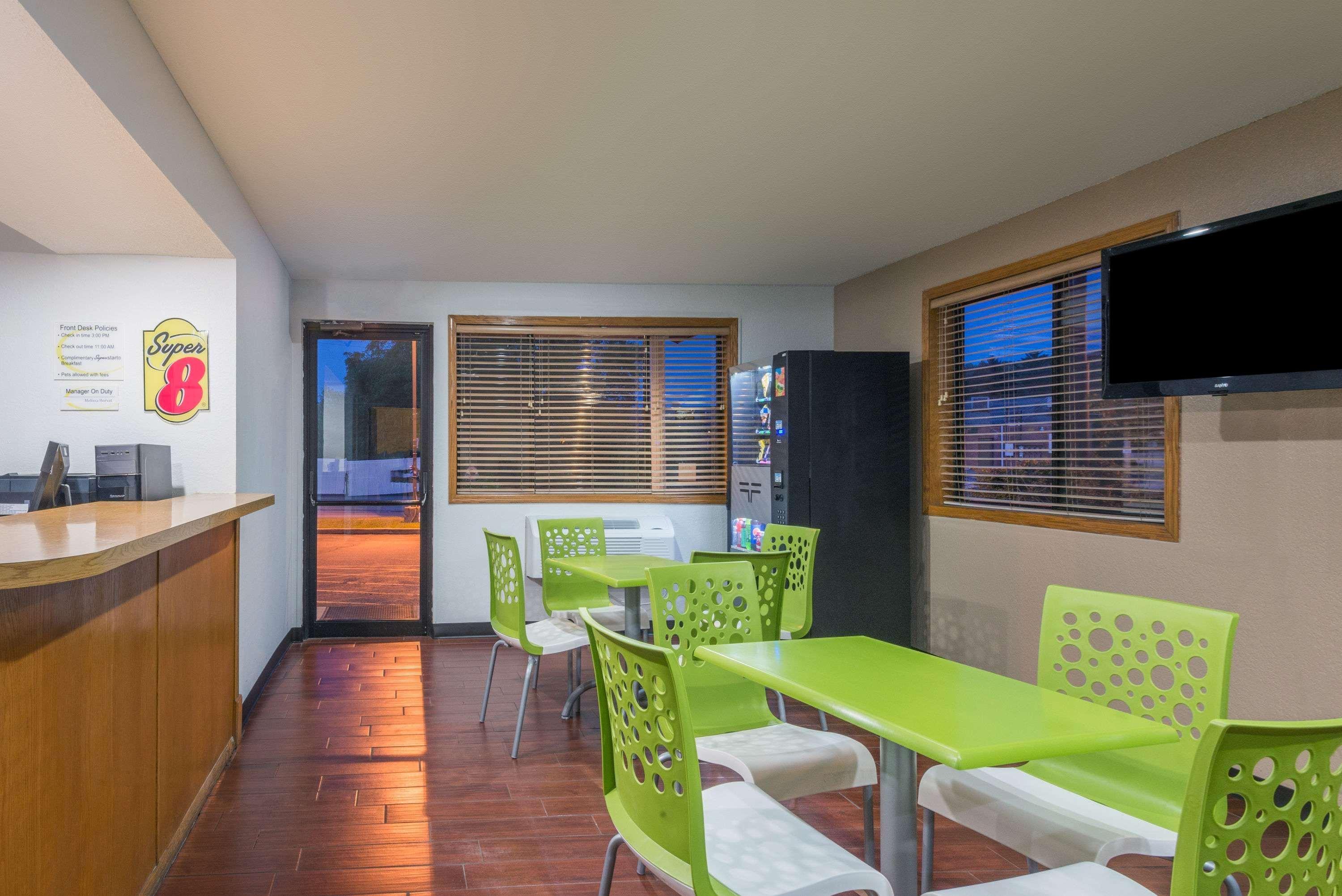 Super 8 By Wyndham Delmont Hotel Exterior foto