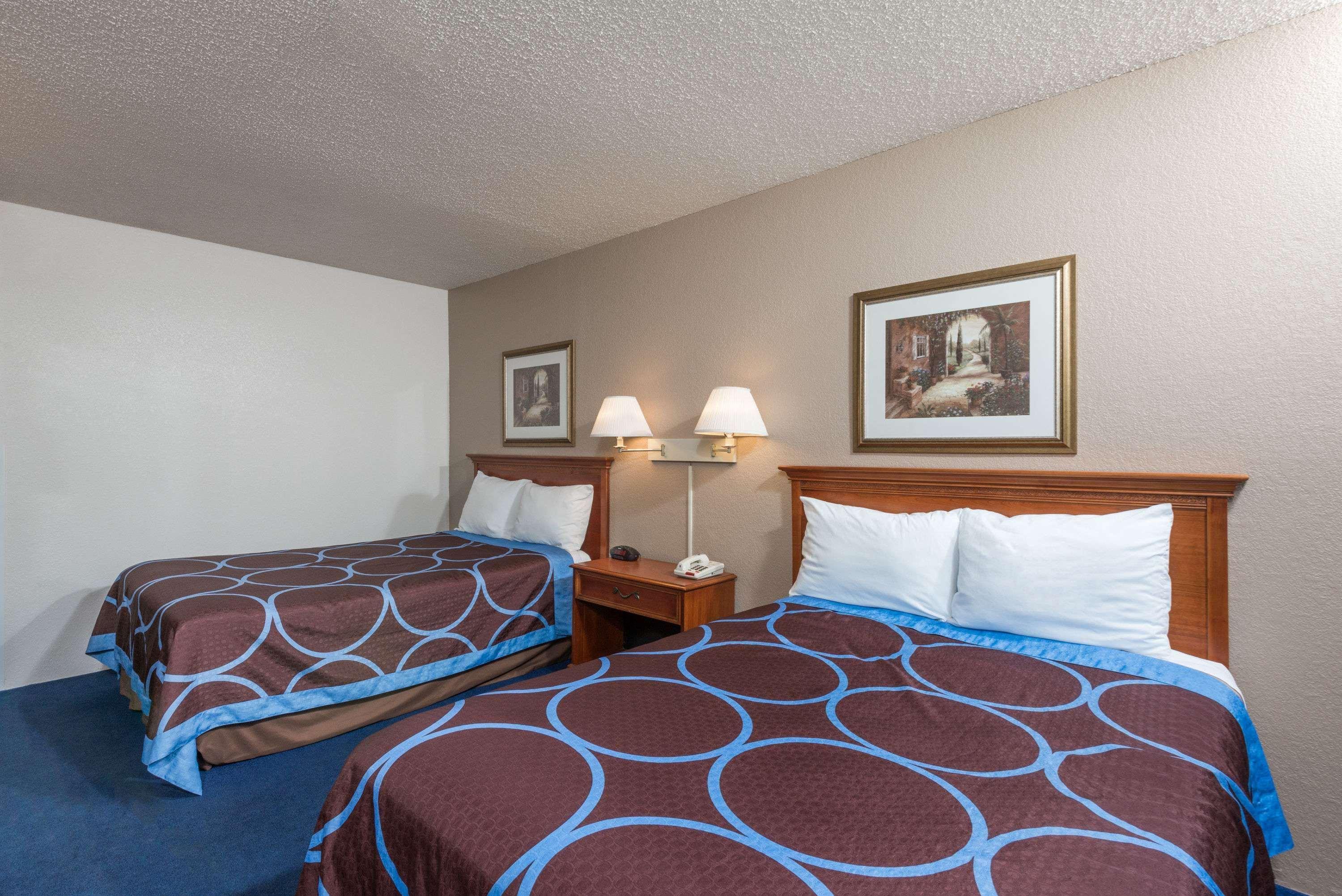 Super 8 By Wyndham Delmont Hotel Exterior foto
