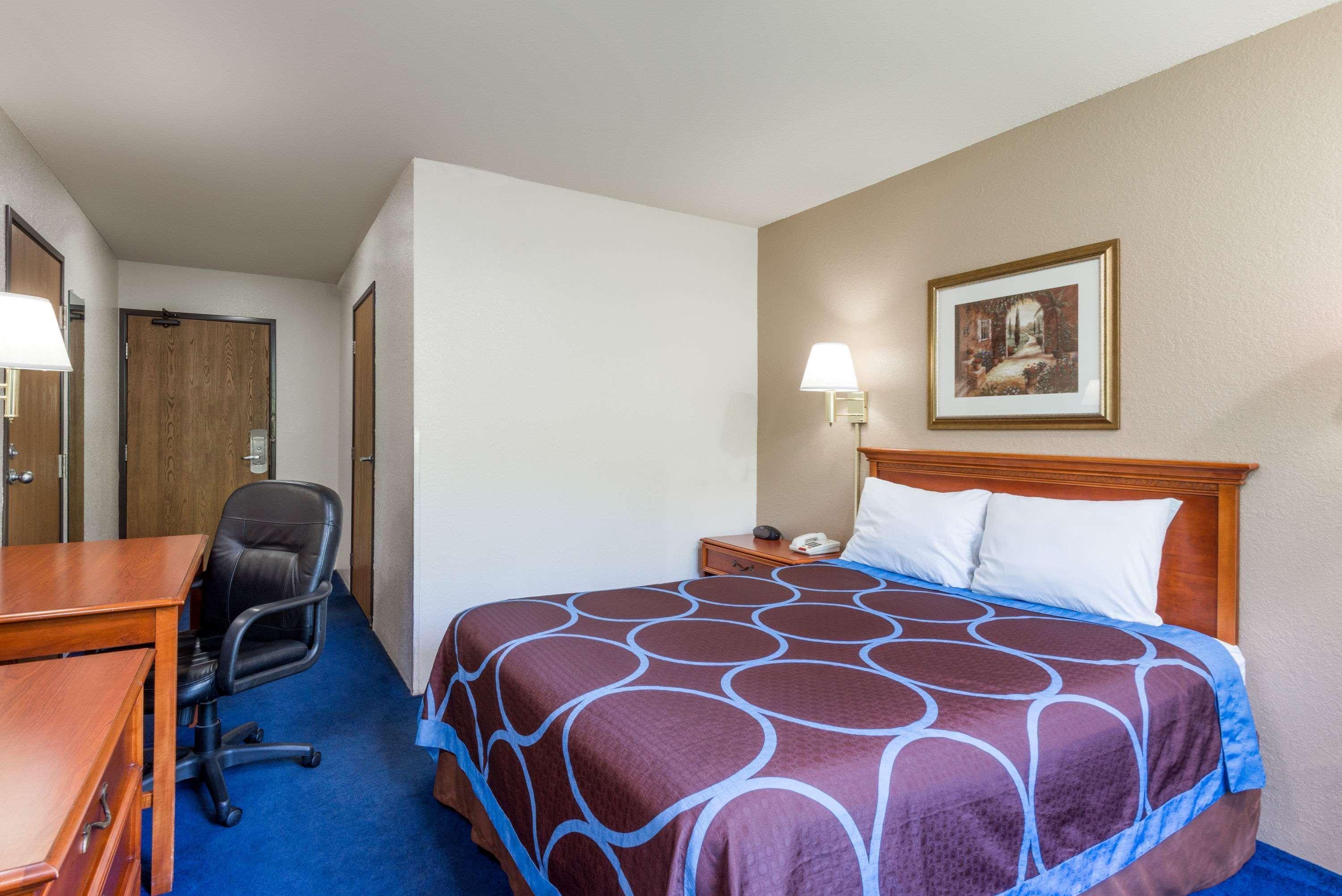 Super 8 By Wyndham Delmont Hotel Exterior foto