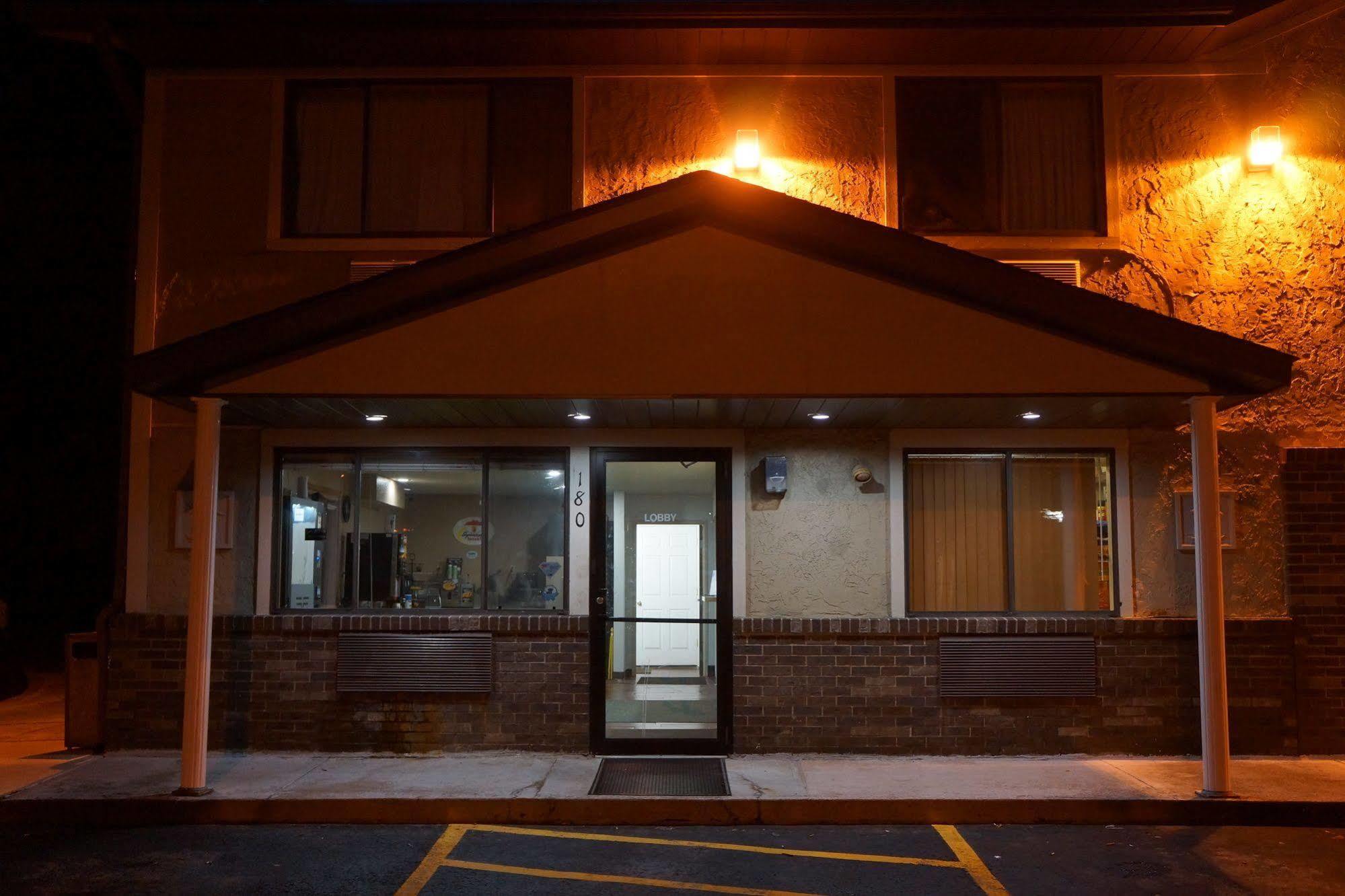 Super 8 By Wyndham Delmont Hotel Exterior foto